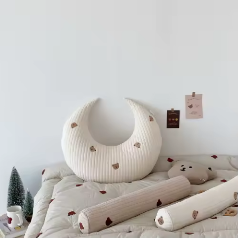coussin d allaitement forme lune motif ours vue seul fond blanc