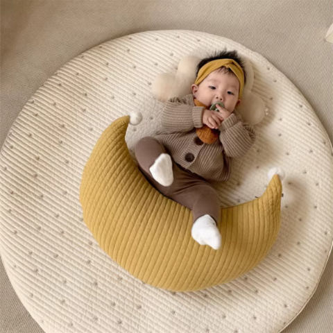 coussin d'allaitement forme croissant beige bébé doudou vue dessus