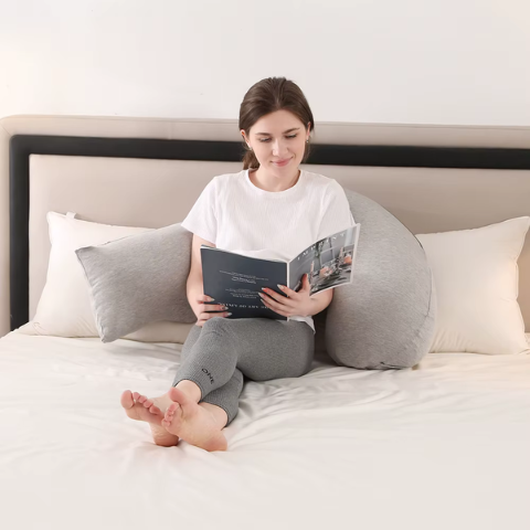 coussin-de-grossesse-femme-blanc-souriante-assis-lire-livre