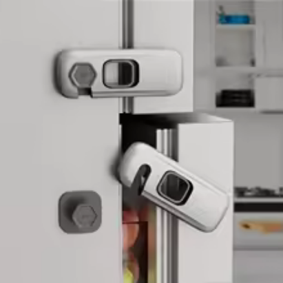 bloque porte bebe gris pose sur refrigerateur blanc ouverture securisee cuisine