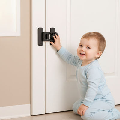 bloque porte bebe noir bébé blanc souriant debout essaie ouvrir porte blanche cadre