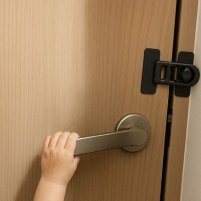 bloque porte bebe noir main bébé essaie ouvrir porte bois clippe cadre levier