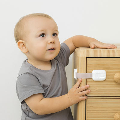 bloque porte blanc bébé blond essaie ouvrir meuble bois clair push-to-close