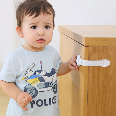 bloque porte blanc sangle enfant t-shirt police essaie ouvrir tiroir