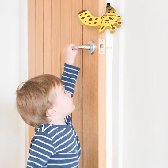 bloque porte forme papillon jaune enfant rayures bleues essaie ouvrir porte
