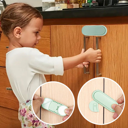 bloque porte vert clair enfant bébé essaient ouvrir placard cuisine verrou rotatif