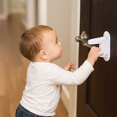 bloquer les portes pour bebe blanc bébé blanc debout essaie ouvrir porte marron poignée ronde