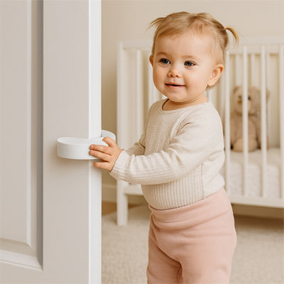 bloquer les portes pour bebe blanc bébé rose debout essaie ouvrir porte blanche encoche
