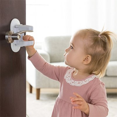 bloquer les portes pour bebe blanc bébé rose debout essaie ouvrir porte blanche poignée ronde