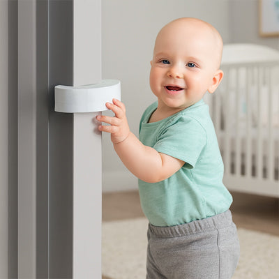 bloquer-les-portes-pour-bebe-blanc-bebe-vert-souriant-debout-porte-blanche-encoche