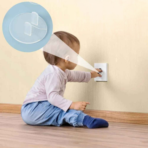 cache pour prise transparent enfant assis sol essaie toucher prise mur beige