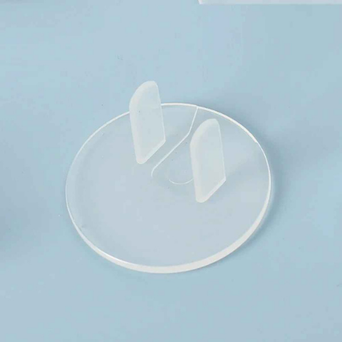 cache pour prise transparent vue dessus 2 pieds fond bleu clair