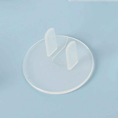 cache pour prise transparent vue dessus 2 pieds fond bleu clair