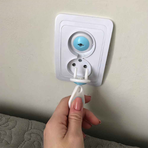 cache-prise-bleu-2-pièces-branche-sur-prise-avec-clé