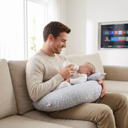 coussin allaitement gris papa souriant canapé donne biberon bébé