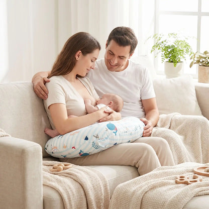 coussin allaitement motifs baleines couple souriant canapé allaite bébé