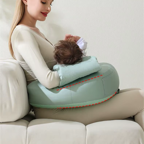 coussin allaitement vert menthe maman souriante bébé endormi canapé