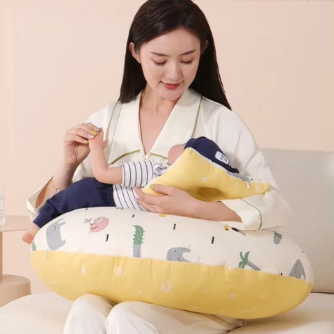 coussin d allaitement artefact maman allaite bébé motif animaux jaune