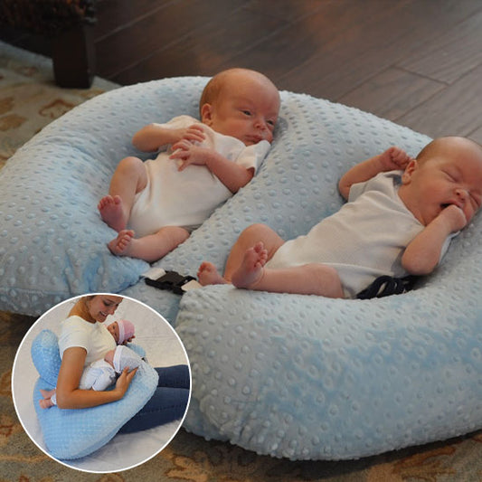 coussin d allaitement double place deux jumeaux allongés bleu clair