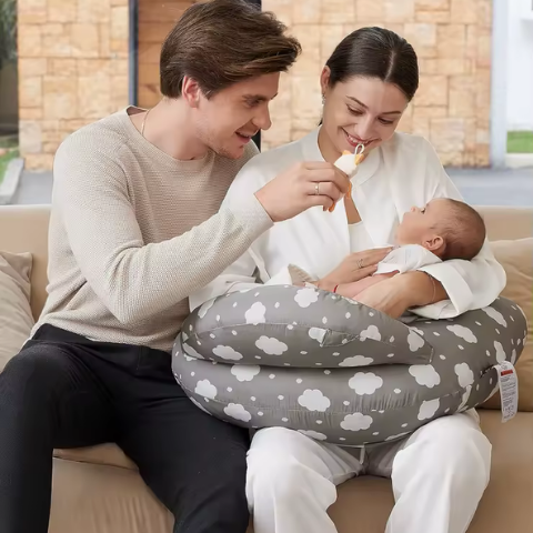 coussin d allaitement forme C maman papa jouant bébé ensemble