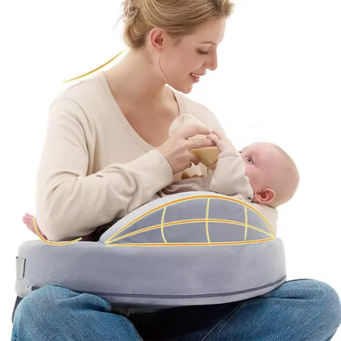 coussin d allaitement gris maman allaite bébé biberon assise sol