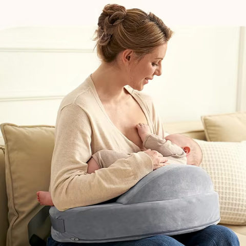 coussin d allaitement gris maman allaite bébé sein canapé blanc