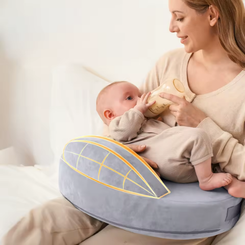 coussin d allaitement gris maman biberon bébé sangle jaune canapé