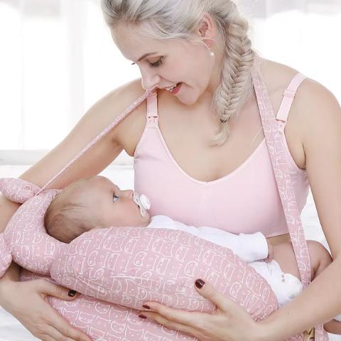 coussin-d allaitement-Maman-joyeuse-avec-fils-poser-sur-coussin