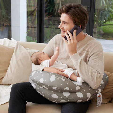 coussin-d allaitement-bébé-allonger-sur-coussin-avec-papa-sur-téléphone