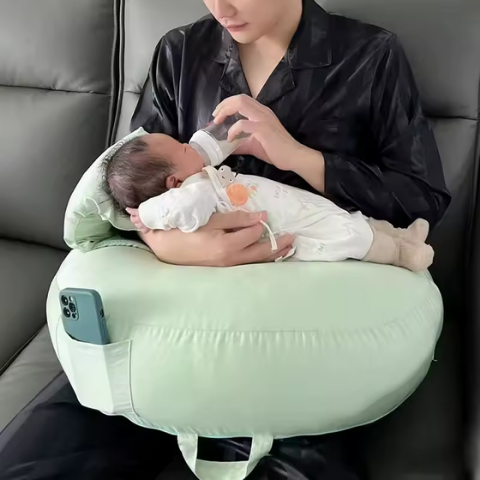 coussin-d'allaitement-maman-allaite-fils-sur-coussin-avec-poche-mobile