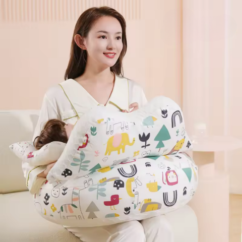 coussin-d allaitement-maman-contente-avec-fils-allonger-sur-coussin