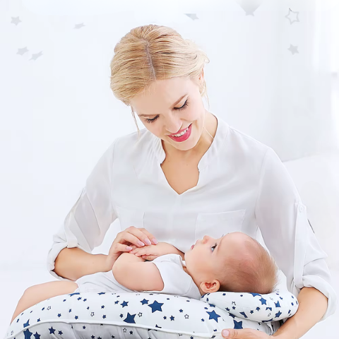 coussin-d'allaitement-maman-joyeux-avec-fils-poser-sur-coussin