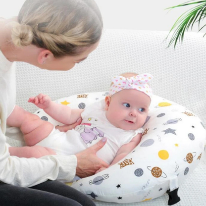 coussin-d'allaitement-maman-pose-fils-sur-coussin