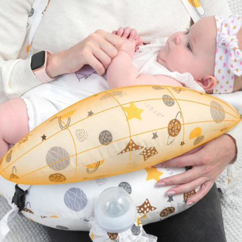 coussin d'allaitement forme espace jaune femme enceinte soutien ventre