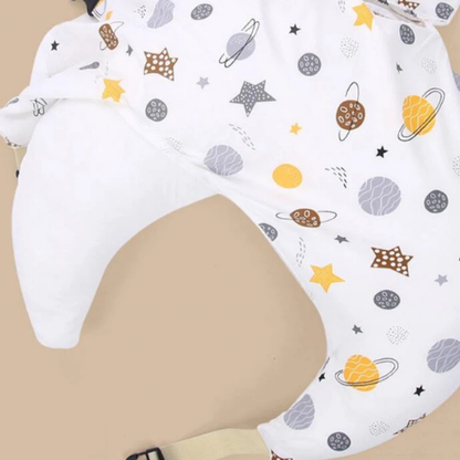 coussin d'allaitement forme espace motif étoiles rondeurs vue côté fond blanc