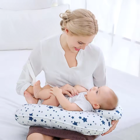 coussin d'allaitement forme étoiles maman fils regardent ensemble