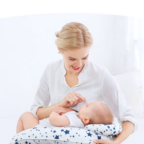 coussin d'allaitement forme étoiles maman joue fils posé joyeux