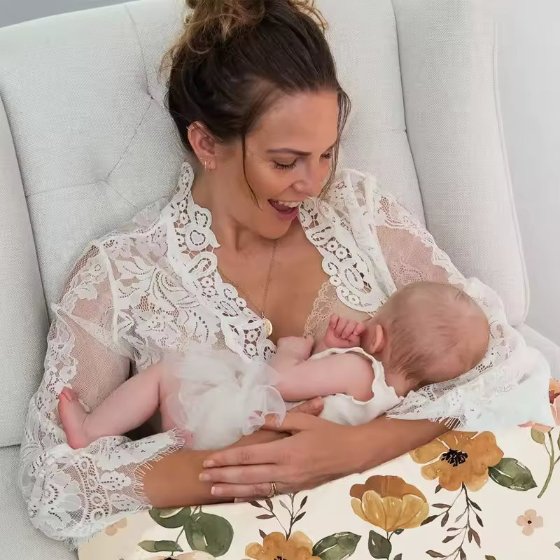 coussin d'allaitement forme fleurs maman souriante allaite bébé