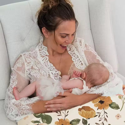 coussin d'allaitement forme fleurs maman souriante allaite bébé