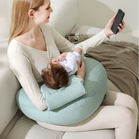 coussin d'allaitement forme O vert maman allaite sol mains libres