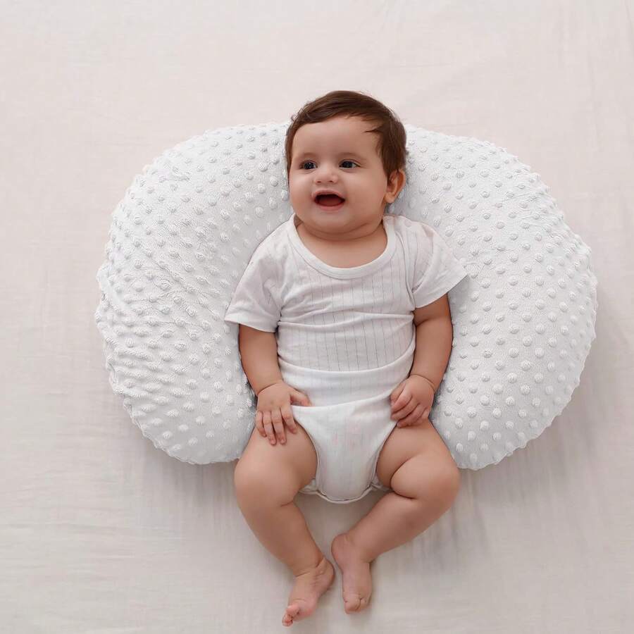 coussin d'allaitement forme U blanc bébé souriant assis vue face