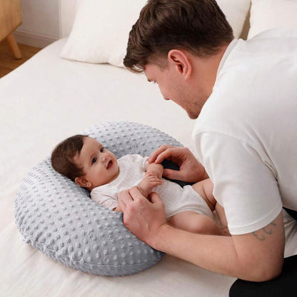 coussin d'allaitement forme U gris papa joue bébé allongé