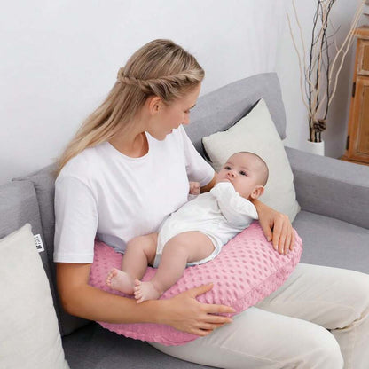 coussin d'allaitement forme U rose maman allaite bébé assis canapé