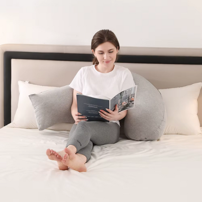coussin-de-grossesse-femme-blanc-souriante-assis-lire-livre