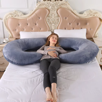 coussin de grossesse forme C femme dort soulagée gris