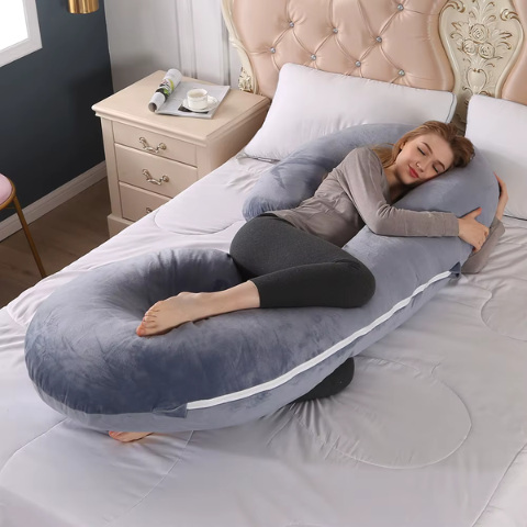 coussin de grossesse forme C femme enceinte allongée vers gauche gris