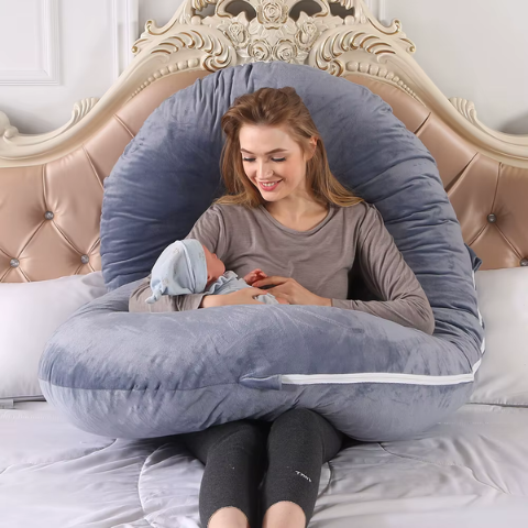 coussin de grossesse forme C mère assise jouant fils gris
