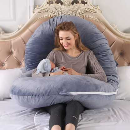 coussin de grossesse forme C mère assise jouant fils gris