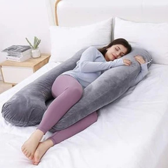 coussin de grossesse gris femme enceinte allongée lit blanc repos