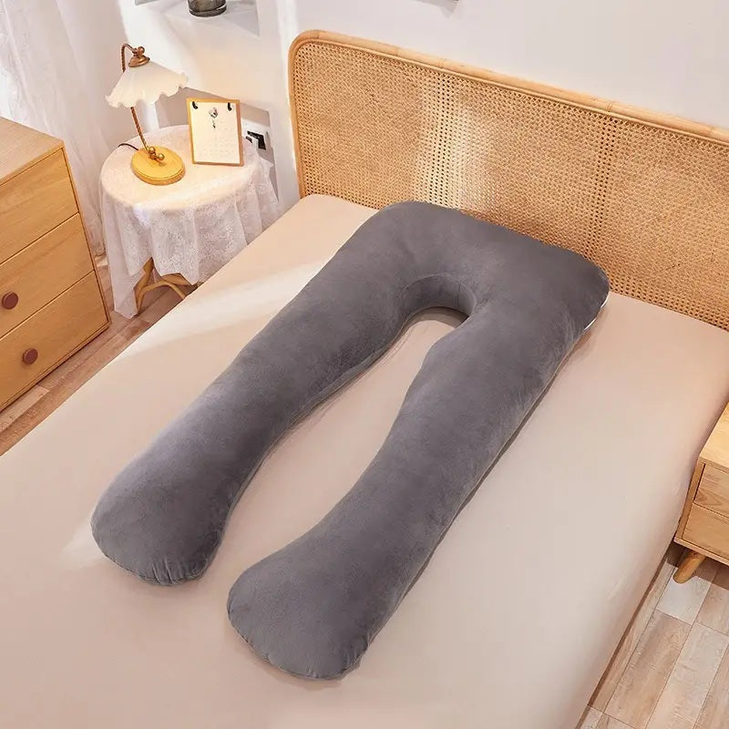 coussin de grossesse gris forme U vue côté lit moderne